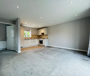 2 bedroom coach house to rent - Photo 2