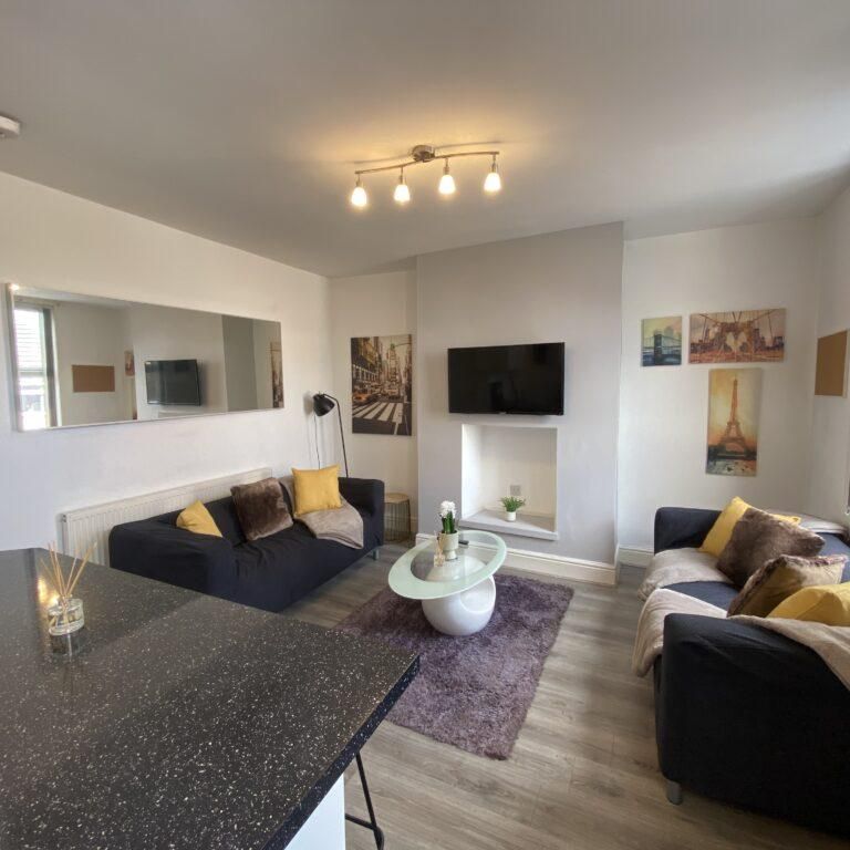 1 bedroom in a house share to rent - Photo 1
