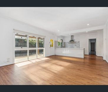 Spacious 3-4 bed Family Home with in walking distance to the Beach - Photo 1