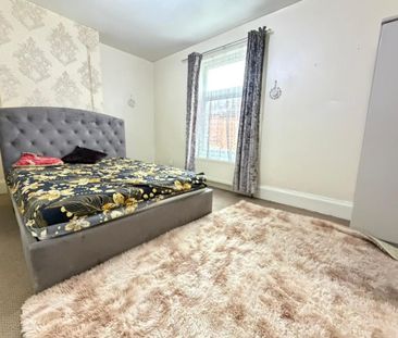 4 bedroom terraced house to rent - Photo 4