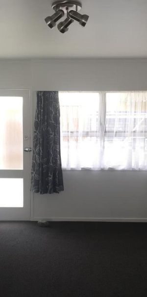 Handy location - Photo 1