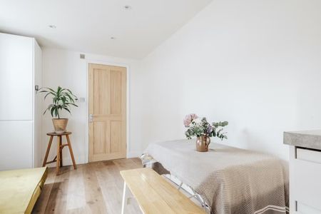 1 Bed Flat, Dunlace Road, E5 - Photo 2