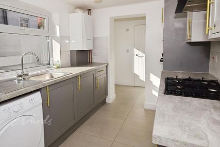 4 bedroom end of terrace house to rent - Photo 5