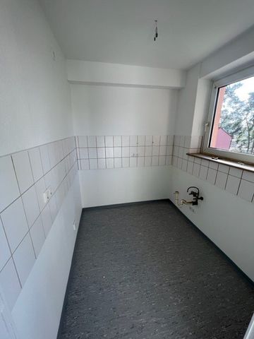 Schöne 4-Zimmer Erdgeschosswohnung mit Balkon zu vermieten - Foto 4