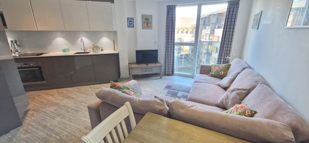 Embankment House - Photo 1