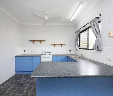 Fully Air conditioned - Fenced Backyard – Side Access - Photo 4
