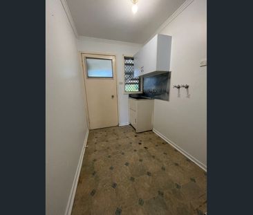 3 Bedroom house neat & tidy with outdoor area undercover - Photo 6