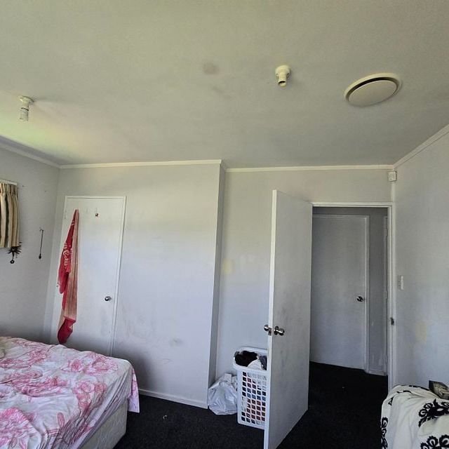 3 Bed Home with Extra Room Space – Secure Backyard - Photo 1