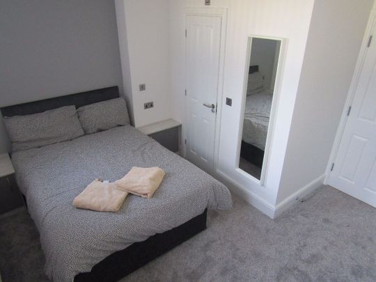 Kensington, Kensington Fields. - Photo 1