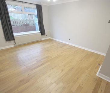 3 Bedroom House - Mid Terrace To Let - Photo 2