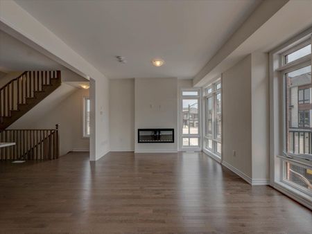 For Lease - 22 Griffith Street, Aurora, Ontario - Photo 2