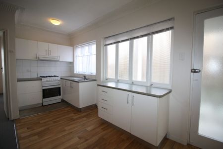 One Bedroom Unit - Superb Location! - Photo 4