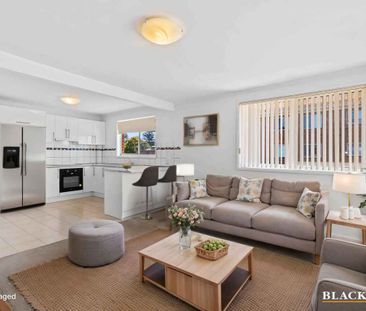 Charming two-bedroom unit with water views! - Photo 1