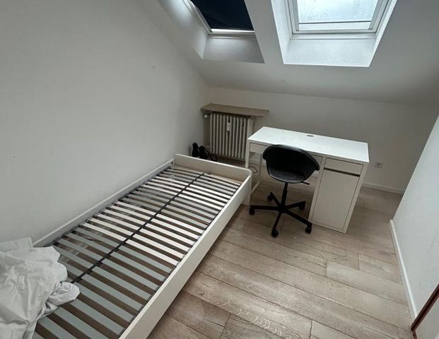 Schöne 5-Zimmer Wohnung mit Balkon in perfekter Lage - Photo 1
