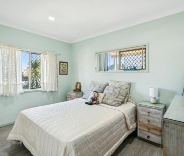 SPACIOUIS THREE BEDROOM HOME IN GREAT LOCATION - WALK TO EVERYTHING! - Photo 1