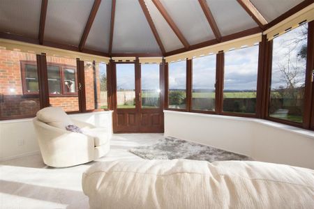 4 bedroom detached house to rent - Photo 3