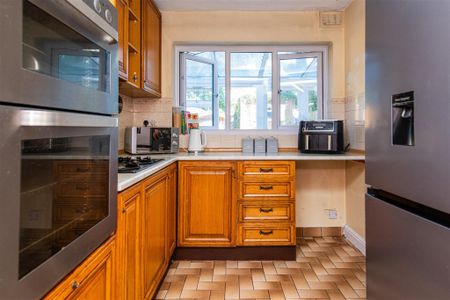 3 bed House - Semi-Detached To Let - Photo 5