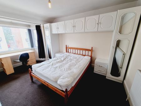 5 Bed Student Accommodation - Photo 4