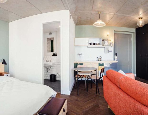 Neon Gold Balcony - Short/Long Term - Floor 1 - Photo 1