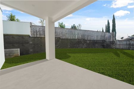 Near New Luxurious Home in Prime Location in the Beautiful Suburb of Macarthur Heights! - Photo 4