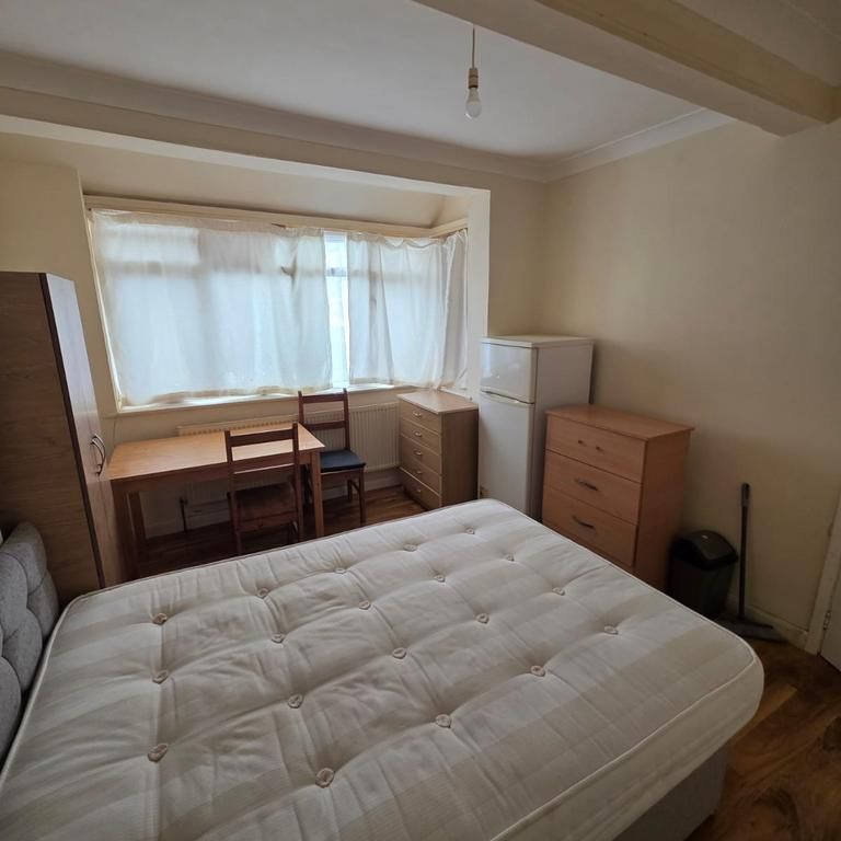 1 bedroom in a house share to rent - Photo 1