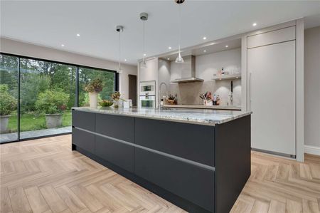 A recently refurbished four bedroom house on the prestigious Wentworth Estate. - Photo 4