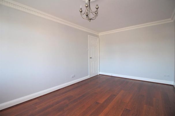 4 bedroom end of terrace house to rent - Photo 1