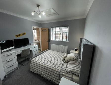 4 Bedroom Detached To Let - Photo 4