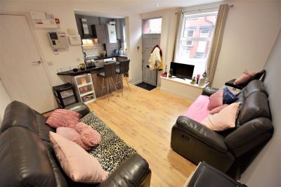 3 bedroom House in Harold Grove, Leeds - Photo 4