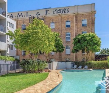 LOCATION ! LOCATION! - Photo 4