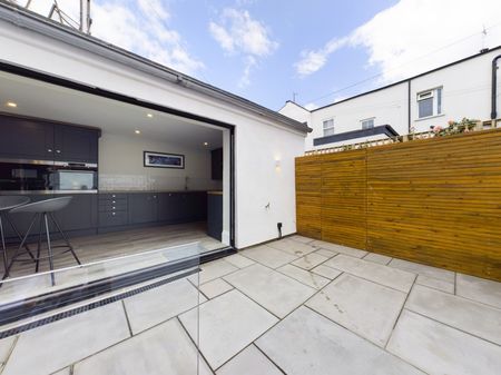 Portland Square, Pittville, Cheltenham, GL52 - Photo 3