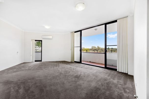 PERFECTLY POSITIONED 2 BEDROOM UNIT - Photo 1