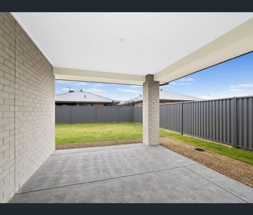 FOUR BEDROOM HOME WITH TWO LIVING AREAS AND DUCTED HEATING AND COOLING - Photo 6