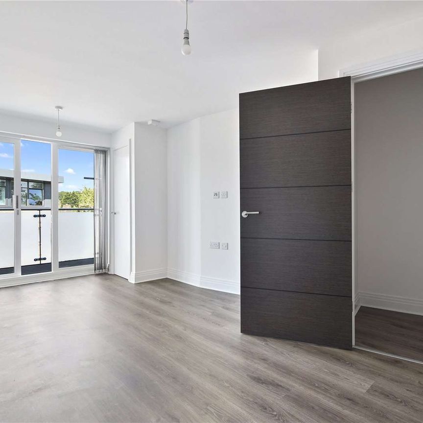 A high specification 1 bedroom apartment set on the second floor. Parking is available on request. Available early March and offered unfurnished. - Photo 1