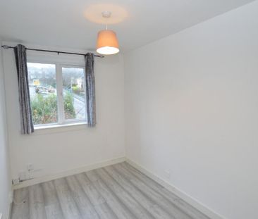 3 bedroom flat to rent - Photo 4