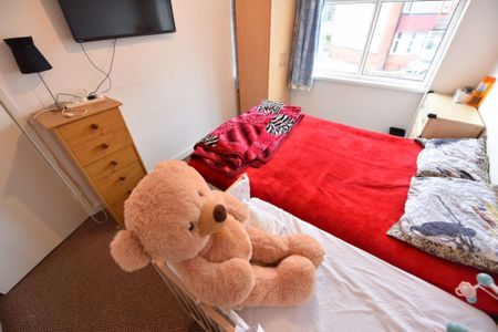 2 bedroom House in Newport Road, Leeds - Photo 4