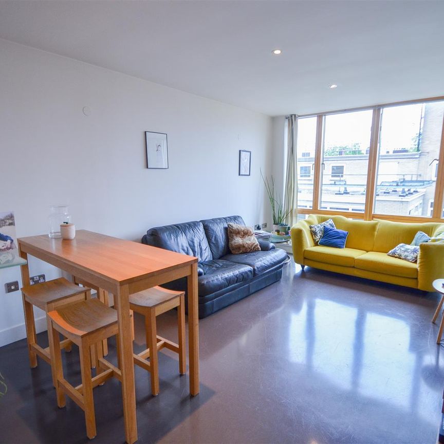 2 bedroom flat - Photo 1