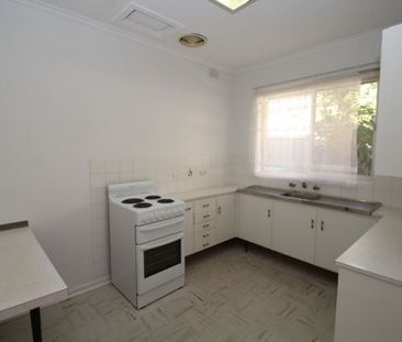 Cosy & Convenient Unit in Prime Eastern Suburbs Location - Photo 3
