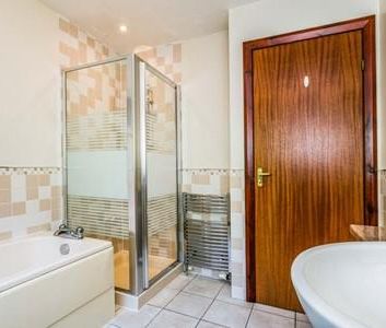 4 bedroom detached house to rent - Photo 3