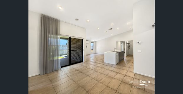 Spacious family home available now! - Photo 1