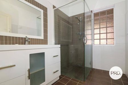 CHARACTER FILLED CENTRAL ALBURY HOME - Photo 5