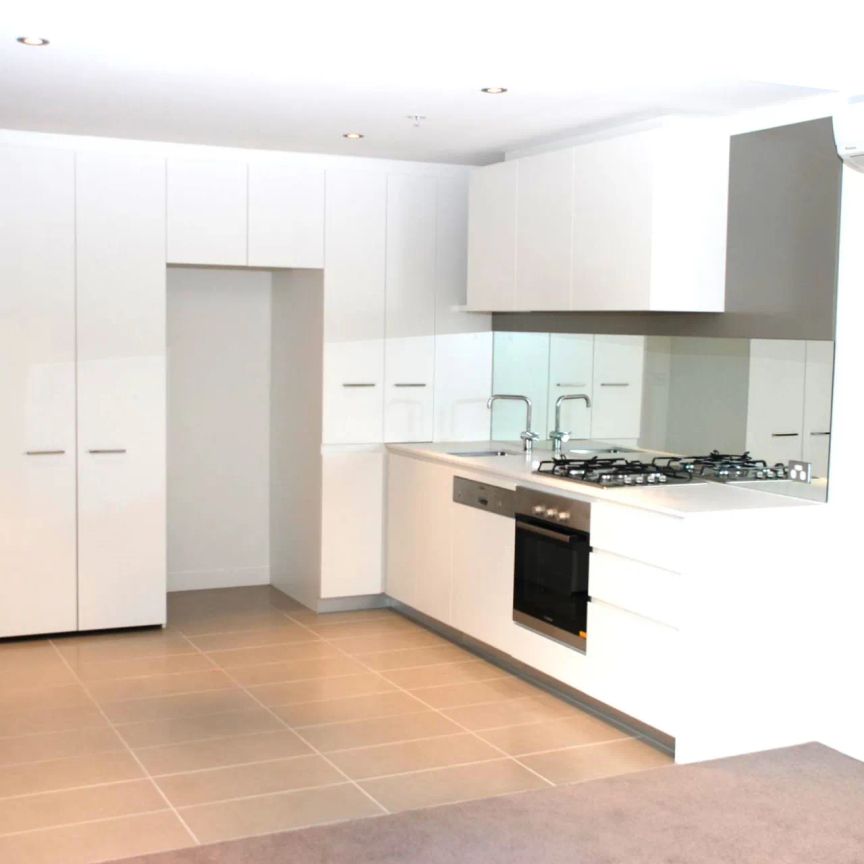 Stylish 1 bedroom apartment above shopping centre - Photo 1
