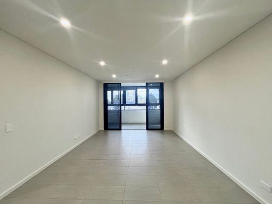 North Face | Stunning| Bright Two Bedder plus a Winter Garden Apartment in Melrose Park - Photo 1