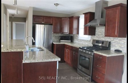 For Lease - 212 Lee Avenue, Whitby, Ontario - Photo 2