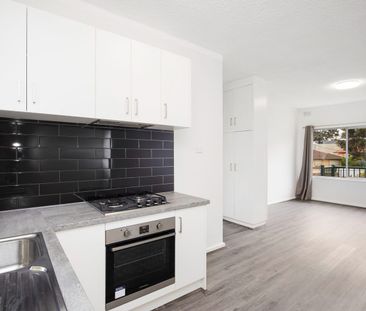 Well-presented, 2-bedroom unit on the upper level - Photo 5