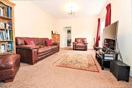 3 bedroom semi-detached house to rent - Photo 2