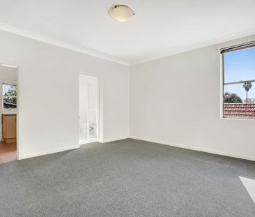 Spacious Top Floor Unit in the Heart of Dulwich Hill - Photo 5