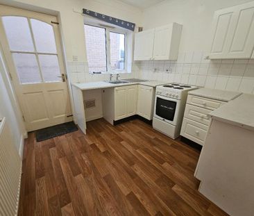 2 bedroom semi-detached house to rent - Photo 6