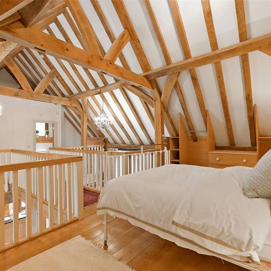 Superb converted barn with an idyllic private garden set in a beautiful private and secure estate. - Photo 1