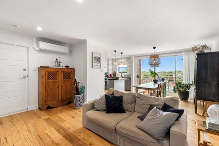 Spacious, Renovated & Rare – 2 Bathrooms in Prime Elwood - Photo 2